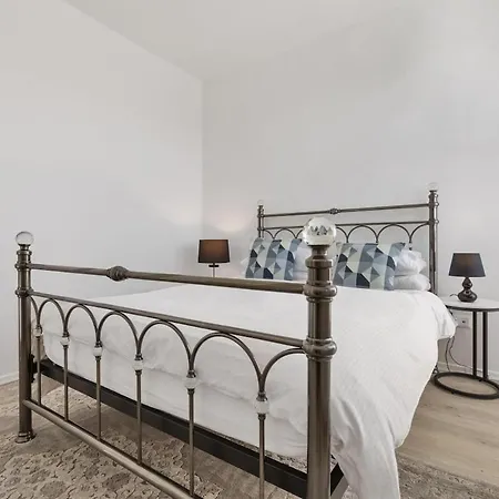 4 For 5, 2 Balconies, Wi-fi 15 Min Centre Apartmán *