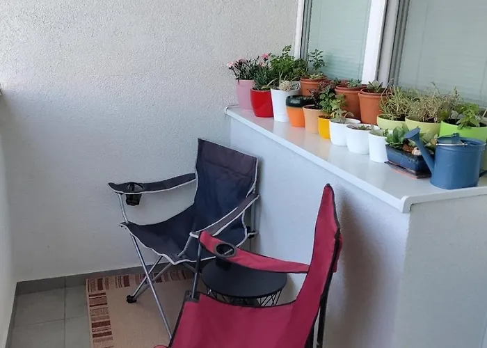 3 Bedrooms And Living In アパート *