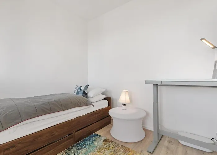 3 Bedrooms And Living In Apartament *