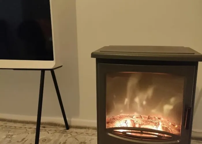 3 Bedrooms And Living In *