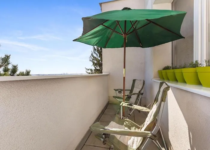 3 Bedrooms And Living In