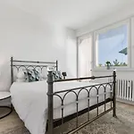 Appartement 3 Bedrooms And Living In *