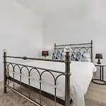 3 Bedrooms And Living In Appartement *