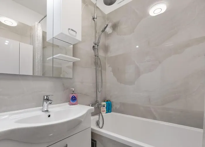 3 Bedrooms And Living In براتسيلافا