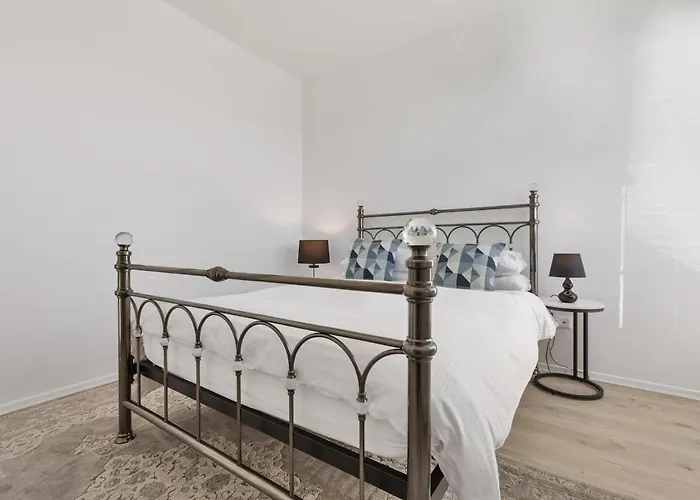 3 Bedrooms And Living In شقة *