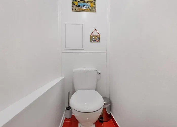 3 Bedrooms And Living In *